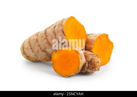 Morceaux de rhizomes de tumérisme isolés sur blanc Banque D'Images