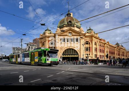 Un tramway traversant l'intersection en face de Flinders Street Station Melbourne, Australie. L'un des monuments les plus emblématiques de la ville. Banque D'Images