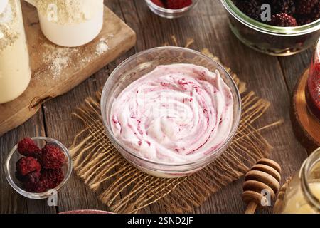 Yaourt grec dans un bol avec des protéines de lactosérum et des baies - ingrédients pour un dessert sain fait maison Banque D'Images