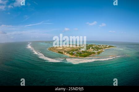 Vue aérienne sur l'île Himmafushi aux Maldives. Banque D'Images