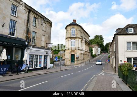 Vue depuis le pont sur la rivière avec ses boutiques sur la gauche, le centre des musées de la ville et la colline de North Parade dans l'ancienne ville de marché de Frome Banque D'Images
