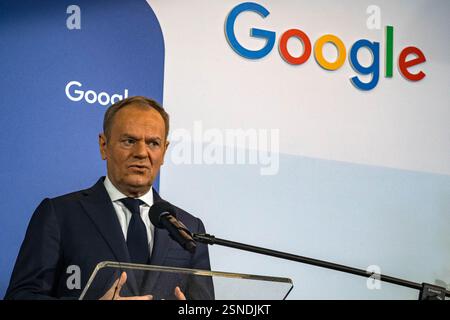 Devant un logo Google, le premier ministre polonais Donald Tusk s’adresse aux médias. Sundar Pichai, PDG d'alphabet et Google, accueille le premier ministre polonais Donald Tusk sur le campus des startups de l'entreprise. Lors d’une conférence de presse, Tusk et Pichai ont annoncé la signature d’un mémorandum de coopération dans le domaine de l’intelligence artificielle dans des secteurs tels que l’énergie et la cybersécurité. Donald Tusk estime que ce mémorandum permettra à Google de meilleures opportunités d’investissement en Pologne, ce qui profitera à la sécurité nationale. Pichai a souligné que cette coopération pourrait contribuer à une croissance de 8% de P Banque D'Images