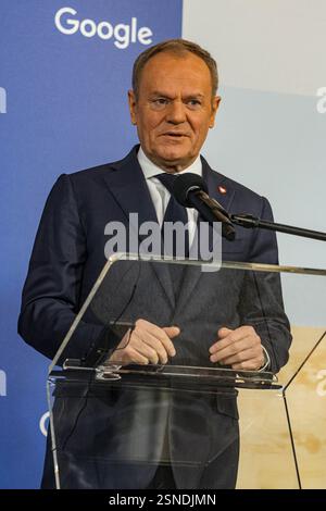 Devant un logo Google, le premier ministre polonais Donald Tusk s’adresse aux médias. Sundar Pichai, PDG d'alphabet et Google, accueille le premier ministre polonais Donald Tusk sur le campus des startups de l'entreprise. Lors d’une conférence de presse, Tusk et Pichai ont annoncé la signature d’un mémorandum de coopération dans le domaine de l’intelligence artificielle dans des secteurs tels que l’énergie et la cybersécurité. Donald Tusk estime que ce mémorandum permettra à Google de meilleures opportunités d’investissement en Pologne, ce qui profitera à la sécurité nationale. Pichai a souligné que cette coopération pourrait contribuer à une croissance de 8% de P Banque D'Images