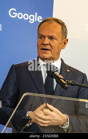 Devant un logo Google, le premier ministre polonais Donald Tusk s’adresse aux médias. Sundar Pichai, PDG d'alphabet et Google, accueille le premier ministre polonais Donald Tusk sur le campus des startups de l'entreprise. Lors d’une conférence de presse, Tusk et Pichai ont annoncé la signature d’un mémorandum de coopération dans le domaine de l’intelligence artificielle dans des secteurs tels que l’énergie et la cybersécurité. Donald Tusk estime que ce mémorandum permettra à Google de meilleures opportunités d’investissement en Pologne, ce qui profitera à la sécurité nationale. Pichai a souligné que cette coopération pourrait contribuer à une croissance de 8% de P Banque D'Images
