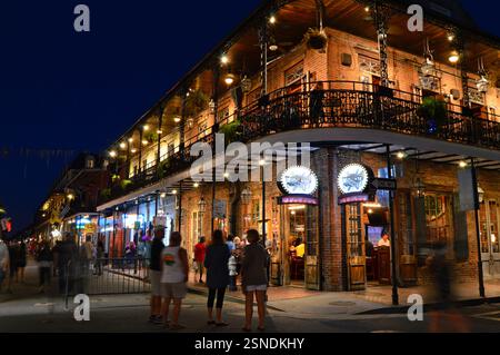 Une foule de fête commence à se développer après le coucher du soleil dans le quartier français de la Nouvelle-Orléans sur Bourbon Street Banque D'Images