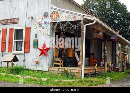 Un magasin d'antiquités est décoré avec des signes hexagonaux Amish en Pennsylvanie Banque D'Images