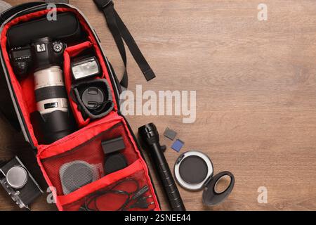 EQUIPEMENT du photographe sur fond de bois, pose plate. Espace pour le texte Banque D'Images