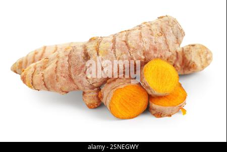 Morceaux de rhizomes de tumérisme isolés sur blanc Banque D'Images