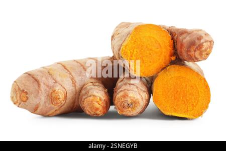 Morceaux de rhizomes de tumérisme isolés sur blanc Banque D'Images