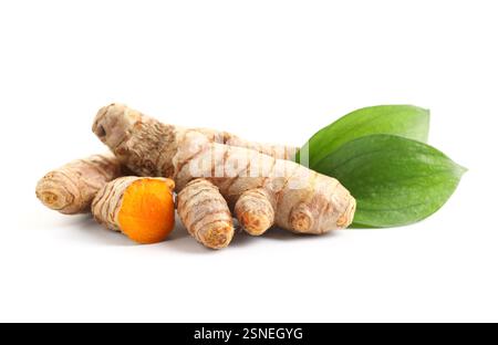 Rhizomes tumeriques à feuilles isolées sur blanc Banque D'Images