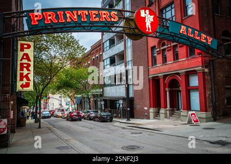 14 octobre 2023, Nashville, TN : un panneau de néon à l'entrée de Printers Alley - un quartier populaire de la vie nocturne à Nashville, Tennessee Banque D'Images