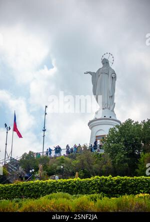 Santiago, Chili, 18 septembre 2022 : statue de la Vierge Marie sur la colline Cerro San Cristobal à Santiago, Chili Banque D'Images
