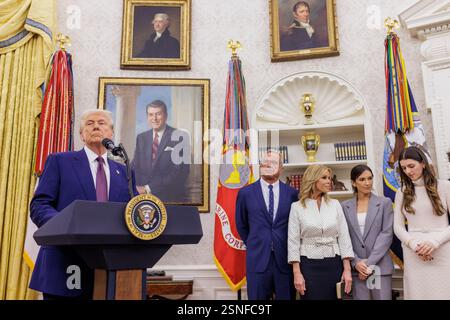 Washington, États-Unis. 13 février 2025. Le président AMÉRICAIN Donald Trump prend la parole devant une cérémonie de prestation de serment pour Robert F. Kennedy Jr. en tant que secrétaire à la santé et aux services sociaux dans le bureau ovale de la Maison Blanche à Washington, DC, le 13 février 2025. Crédit : Sipa USA/Alamy Live News Banque D'Images