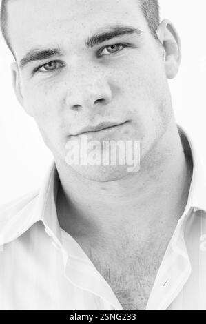 MIKE PHILLIPS, LION BRITANNIQUE, JEUNE, 2004 : le joueur de rugby du pays de Galles et des Llanelli Scarlets MIKE PHILLIPS photographié en tant que jeune étoile montante pour une diffusion de la mode le 16 septembre 2004 à Cardiff, pays de Galles, Royaume-Uni. Photographie : ROB WATKINS. INFO : Mike Phillips est un ancien joueur de rugby gallois connu pour son style puissant et physique en tant que demi-mêlée. Joueur clé du pays de Galles et des Lions britanniques et irlandais, Phillips a remporté 99 sélections et a joué un rôle déterminant dans plusieurs titres des six Nations. Banque D'Images