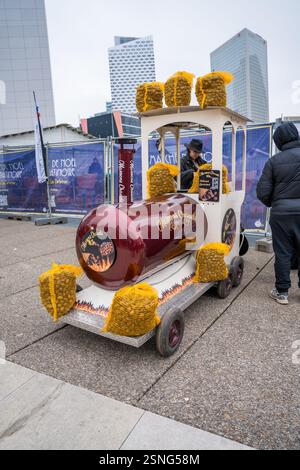 Vendeur de rue unique vendant des friandises à partir d'une charmante charmante charrette de train dans la ville Banque D'Images