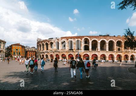 Les visiteurs se promènent autour de l'ancienne arène de Vérone, un amphithéâtre romain à Vérone, en Italie Banque D'Images