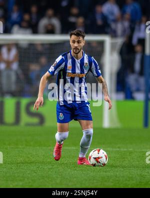 Porto, Guimaraes, Portugal. 13 février 2025. FABIO VIEIRA du FC Porto vu en action lors du match de l'UEFA Europe League 2024/25 entre le FC Porto et L'AS Roma à l'Estadio do Dragao 13, février 2025 à Porto, Portugal. Score final FC Porto 1 - 1 AS Roma (crédit image : © Miguel Lemos/ZUMA Press Wire) USAGE ÉDITORIAL SEULEMENT! Non destiné à UN USAGE commercial ! Banque D'Images