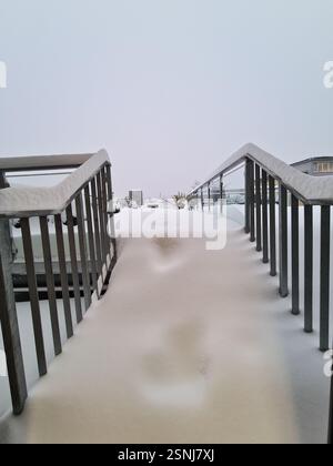Un magnifique sentier recouvert de neige avec des mains courantes dans un paysage hivernal époustouflant Banque D'Images