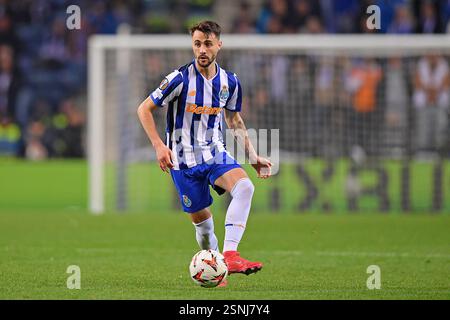 Porto, Portugal. 13 février 2025. Dragao Stadium, UEFA Europa League 2024/2025, FC Porto versus Roma ; Fabio Cardoso du FC Porto passe le ballon lors d'un match entre le FC Porto et Roma pour le premier match play-off de l'UEFA Europa League 2024/2025 au Dragao Stadium de Porto le 13 février 2025. Photo : Daniel Castro/DiaEsportivo/Alamy Live News crédit : DiaEsportivo/Alamy Live News Banque D'Images
