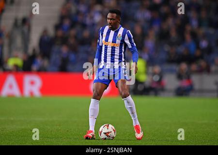 Porto, Portugal. 13 février 2025. Stade Dragao, UEFA Europa League 2024/2025, FC Porto versus Roma ; Zaidu Sanusi du FC Porto contrôle le ballon lors d'un match entre le FC Porto et Roma pour la première manche de l'UEFA Europa League 2024/2025 au Dragao Stadium de Porto le 13 février 2025. Photo : Daniel Castro/DiaEsportivo/Alamy Live News crédit : DiaEsportivo/Alamy Live News Banque D'Images