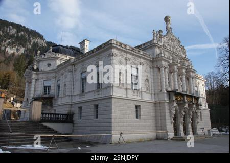 Allemagne, Munich. Un grand bâtiment blanc avec un balcon et un escalier en face, rappelant un palais européen, évoque une entrée grandiose. Banque D'Images