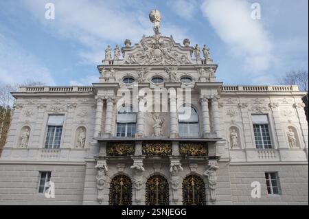 Allemagne, Munich's Linderhof Palace est une grande merveille architecturale bavaroise avec un grand extérieur blanc, un balcon et une statue devant. Banque D'Images