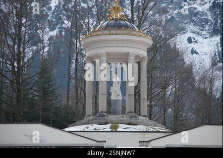 Un jardin enneigé avec un belvédère abrite une statue d'une femme, peut-être dans le palais de Linderhof, en Allemagne. La scène évoque un pays des merveilles hivernales, peut-être symbolizi Banque D'Images