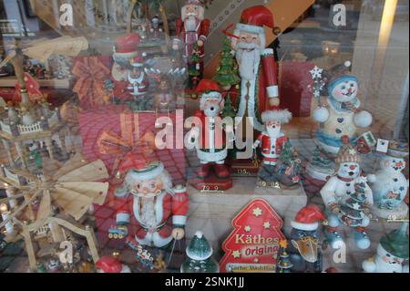 Vitrine de Noël en Allemagne, Munich, présente des ornements Käthe Wohlfahrt. Un éventail éblouissant de décorations festives tente les passants, ce qui en fait Banque D'Images
