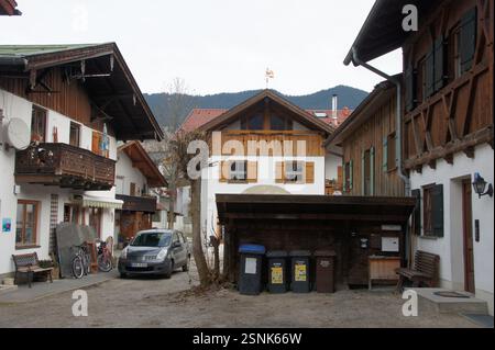 Une scène colorée de voitures garées bordant une rue avec des maisons pittoresques en Allemagne, Munich. Cette charmante petite ville dispose d'une variété de véhicules garés al Banque D'Images