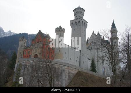 Le château de Neuschwanstein, un palais néo-roman du XIXe siècle, se trouve sur une colline escarpée dans les Alpes bavaroises, en Allemagne, à Munich. Louis II de Bavari Banque D'Images