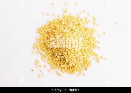 Tas de gruau de millet sur blanc Banque D'Images