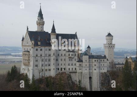 Le château de conte de fées de Bavière, Neuschwanstein, est un joyau du XIXe siècle, populaire parmi les touristes. Construit par le roi Louis II de Bavière, il incarne le romantisme Banque D'Images