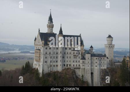 Le château de Neuschwanstein, un palais néo-roman du XIXe siècle, se trouve sur une colline accidentée dans les Alpes bavaroises, en Allemagne, à Munich. Roi Louis II de Bavaria Banque D'Images