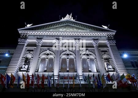 Belle Bundeshaus illuminé bâtiment du Parlement ou Palais fédéral avec drapeaux de canton la nuit dans la ville de Berne, Berne Canton, Suisse, Europe Banque D'Images