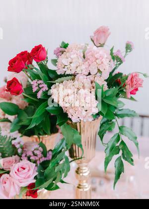 Beau bouquet avec des roses vibrantes et des hortensias délicates idéal pour un mariage ou une occasion spéciale. Banque D'Images