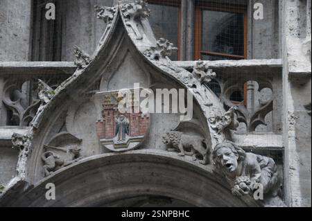 En Allemagne, Munich, une vue rapprochée révèle les sculptures complexes qui ornent la façade en pierre d'un bâtiment historique. Le style architectural gothique sh Banque D'Images