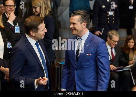 Le secrétaire AMÉRICAIN à la Défense Pete Hegseth (à droite) assiste à la réunion des ministres de la Défense du Conseil de l'Atlantique Nord au siège de l'OTAN lors de la réunion des ministres de la Défense de l'OTAN à Bruxelles, Belgique, jeudi 13 février 2025. Les ministres de la Défense des pays de l'OTAN se réunissent à Bruxelles pour une réunion présidée par le secrétaire général de l'OTAN, Mark Rutte. Hegseth a marqué la première visite à l’OTAN d’un membre de la nouvelle administration Trump. Photo OTAN/UPI crédit : UPI/Alamy Live News Banque D'Images