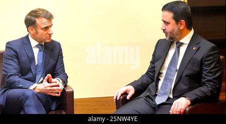Paris, France. 14 février 2025. Le président français Emmanuel Macron (à gauche) rencontre le ministre syrien des Affaires étrangères Asaad Hassan al-Shaibani lors de la Conférence internationale sur la Syrie au Centre de conférences ministérielles, à Paris, jeudi 13 février 2025. Photo du Ministère syrien des Affaires étrangères/UPI crédit : UPI/Alamy Live News Banque D'Images