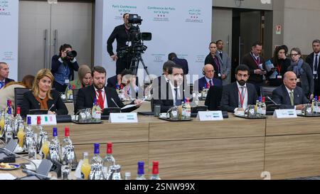 Paris, France. 14 février 2025. Le ministre syrien des Affaires étrangères Asaad Hassan al-Shaibani (C) lors de la Conférence internationale sur la Syrie au Centre de conférences ministérielles, à Paris, jeudi 13 février 2025. Photo du Ministère syrien des Affaires étrangères/UPI crédit : UPI/Alamy Live News Banque D'Images