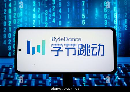 CHONGQING, CHINE - 14 FÉVRIER 2025 - une illustration montre le logo ByteDance affiché sur un smartphone avec le code produit en arrière-plan dans Chong Banque D'Images