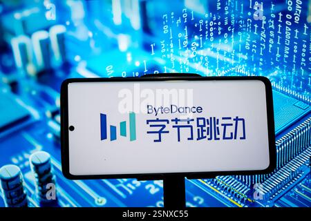 CHONGQING, CHINE - 14 FÉVRIER 2025 - une illustration montre le logo ByteDance affiché sur un smartphone avec le code produit en arrière-plan dans Chong Banque D'Images