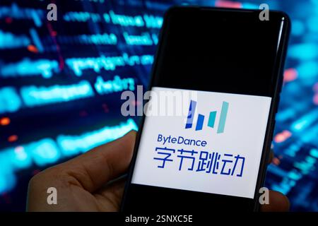 CHONGQING, CHINE - 14 FÉVRIER 2025 - une illustration montre le logo ByteDance affiché sur un smartphone avec le code produit en arrière-plan dans Chong Banque D'Images