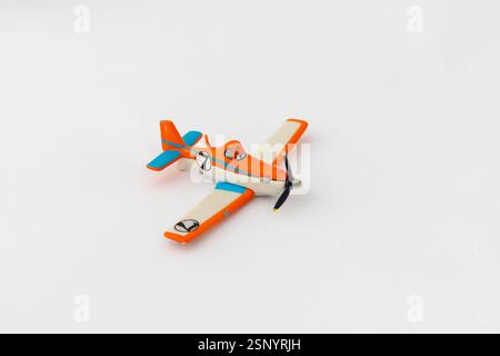 Modèle coloré d'avion Toy Propeller sur fond blanc. Parfait pour Kids Aviation Play Banque D'Images