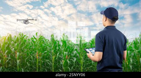 Concept de technologie agricole avec le travail d'ingénieur agricole avec le drone voler au-dessus Banque D'Images