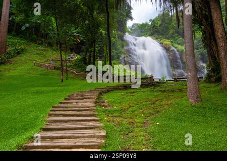 La cascade de Wachiratharn est une grande cascade d'environ 70-80 mètres de haut située dans le parc national de Doi Inthanon dans le district de Chom Thong, Chiang mai Banque D'Images