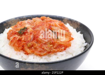 Kimchi coréen avec du riz blanc cuit dans un bol sur fond blanc Banque D'Images
