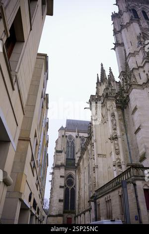 Une vue saisissante sur les bâtiments modernes juxtaposés à l'architecture gothique complexe de la cathédrale d'Amiens en France, mettant en valeur un mélange d'époques. Banque D'Images