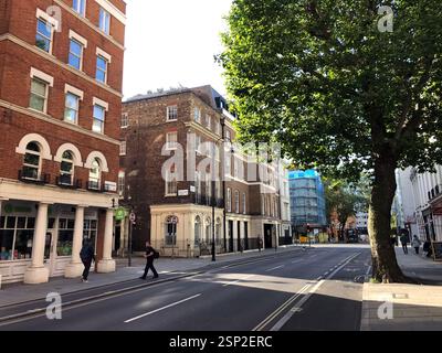Londres, Angleterre - 10 juillet 2023, Un petit dépanneur sur le côté d'un bâtiment de couleur orange dans le style anglais, facilement accessible pour les passants Banque D'Images