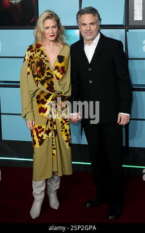 Sunrise Coigney et Mark Ruffalo assistent à la première mondiale de « Mickey 17 » au Cineworld Leicester Square le 13 février 2025 à Londres, en Angleterre. Banque D'Images
