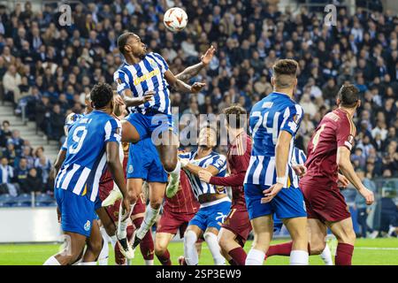 Porto, Portugal. 13 février 2025. Otavio Ataide de Porto dirige le ballon lors de l'UEFA Europa League, éliminatoires en phase Knockout, match de football de 1ère manche entre le FC Porto et L'AS Roma le 13 février 2025 à Estádio do Dragão à Porto, Portugal - photo Jose Salgueiro/DPPI crédit : DPPI Media/Alamy Live News Banque D'Images